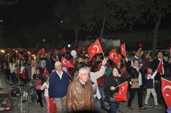 Uşak Halkı 23 Nisan'ı; Fener Alayı İle, Davul Zurna Eşliğinde Yürüyerek, Coşku İçinde Kutladı