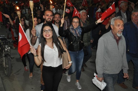 Uşak Halkı 23 Nisan'ı; Fener Alayı İle, Davul Zurna Eşliğinde Yürüyerek, Coşku İçinde Kutladı