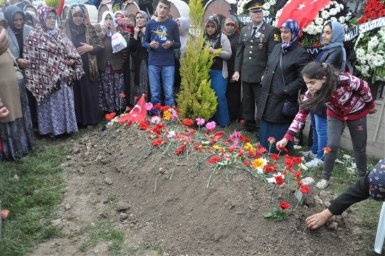 Uşak'ta mahşeri kalabalık şehidini toprağa verirken adeta bağrına bastı!