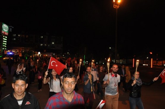 Uşak Halkı 23 Nisan'ı; Fener Alayı İle, Davul Zurna Eşliğinde Yürüyerek, Coşku İçinde Kutladı