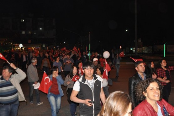 Uşak Halkı 23 Nisan'ı; Fener Alayı İle, Davul Zurna Eşliğinde Yürüyerek, Coşku İçinde Kutladı