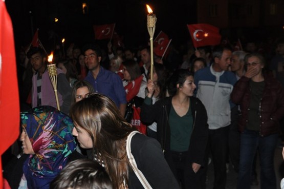 Uşak Halkı 23 Nisan'ı; Fener Alayı İle, Davul Zurna Eşliğinde Yürüyerek, Coşku İçinde Kutladı