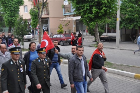 Uşak'ta mahşeri kalabalık şehidini toprağa verirken adeta bağrına bastı!