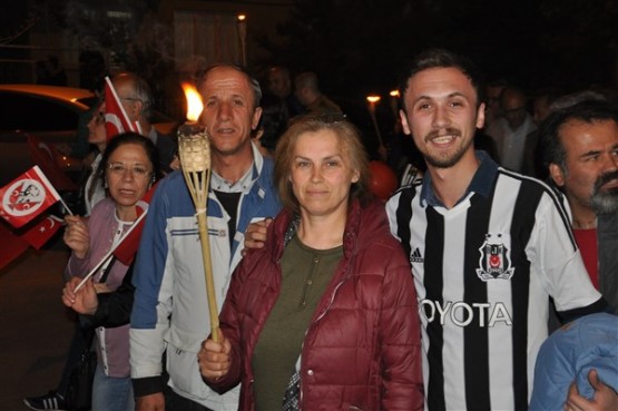 Uşak Halkı 23 Nisan'ı; Fener Alayı İle, Davul Zurna Eşliğinde Yürüyerek, Coşku İçinde Kutladı