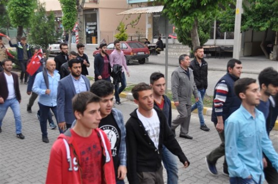 Uşak'ta mahşeri kalabalık şehidini toprağa verirken adeta bağrına bastı!