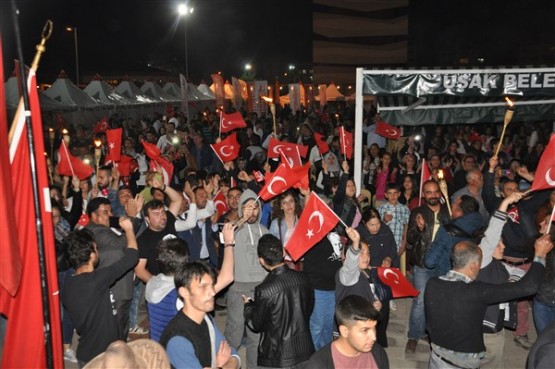 Uşak Halkı 23 Nisan'ı; Fener Alayı İle, Davul Zurna Eşliğinde Yürüyerek, Coşku İçinde Kutladı