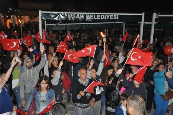 Uşak Halkı 23 Nisan'ı; Fener Alayı İle, Davul Zurna Eşliğinde Yürüyerek, Coşku İçinde Kutladı