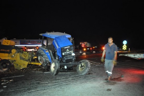 Otomobille çarpışan traktör ikiye bölündü!