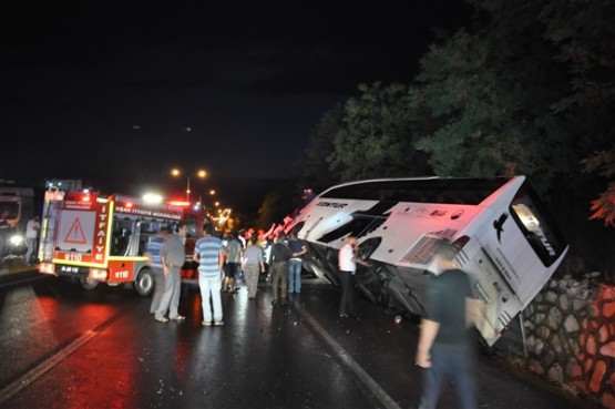 Uşak'ta kaza! Çarpışma sonucu yolcu otobüsü devrildi!