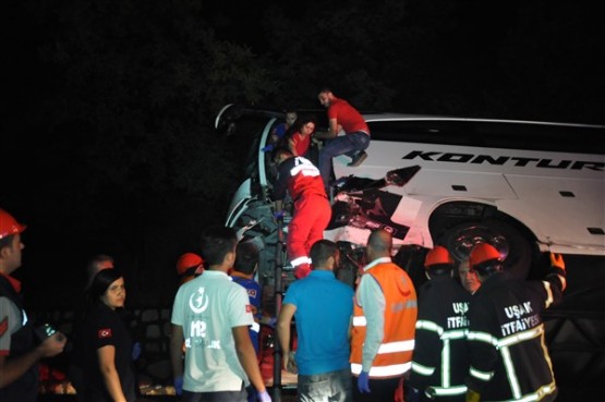 Uşak'ta kaza! Çarpışma sonucu yolcu otobüsü devrildi!