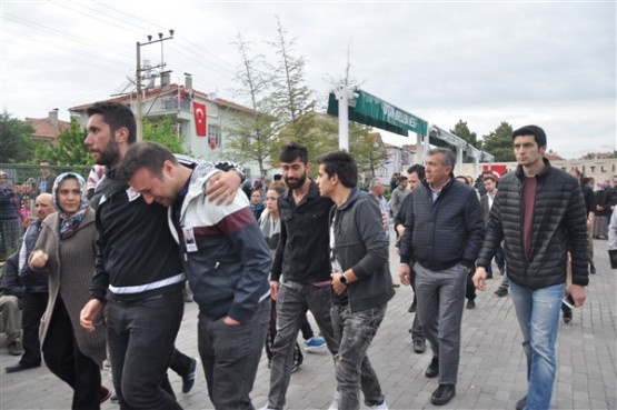 Uşak'ta mahşeri kalabalık şehidini toprağa verirken adeta bağrına bastı!