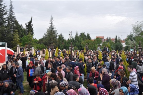 Uşak'ta mahşeri kalabalık şehidini toprağa verirken adeta bağrına bastı!