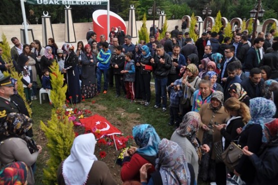 Uşak'ta mahşeri kalabalık şehidini toprağa verirken adeta bağrına bastı!