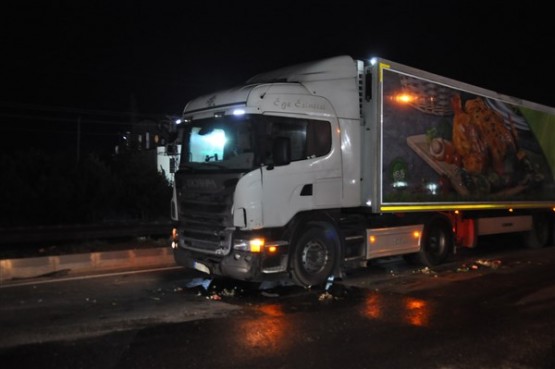 Tırla çarpışan araçta bulunan gelin ve damat yaralandı