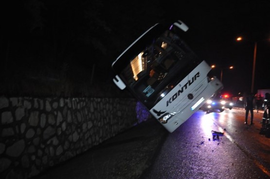 Uşak'ta kaza! Çarpışma sonucu yolcu otobüsü devrildi!