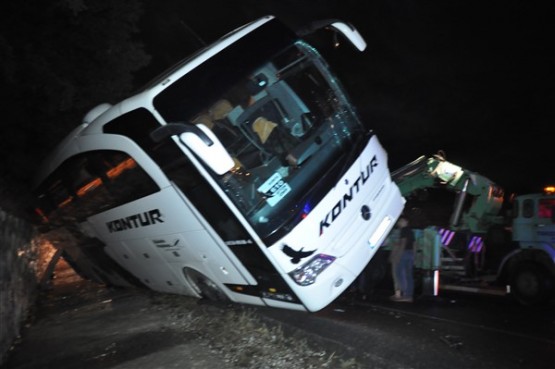 Uşak'ta kaza! Çarpışma sonucu yolcu otobüsü devrildi!