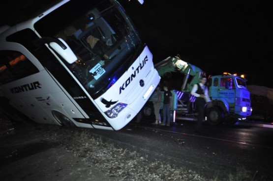 Uşak'ta kaza! Çarpışma sonucu yolcu otobüsü devrildi!