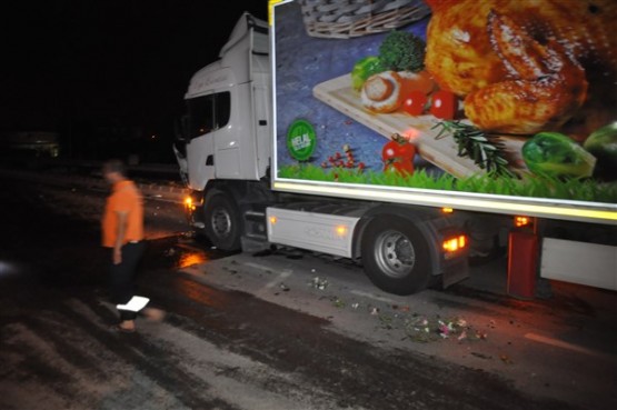 Tırla çarpışan araçta bulunan gelin ve damat yaralandı