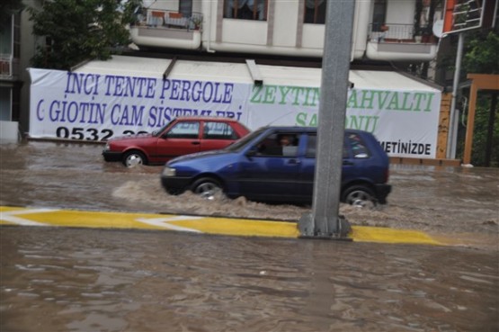 Ödüllü şehir Uşak'ın yağmurdan sonra ortaya çıkan görüntüleri!