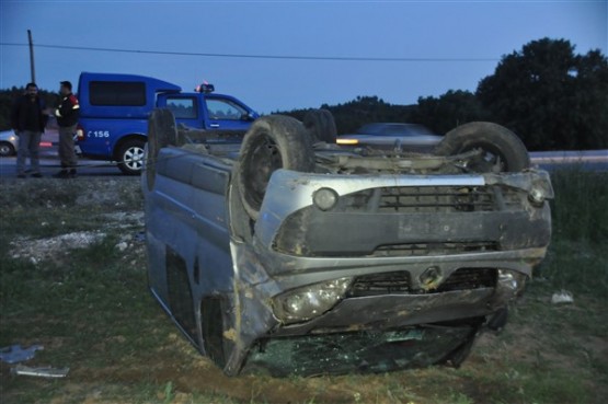 Sivaslı'da festivalden dönen otomobil yol kenarına uçtu! 2 yaralı!