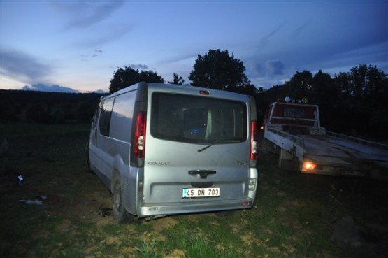 Sivaslı'da festivalden dönen otomobil yol kenarına uçtu! 2 yaralı!