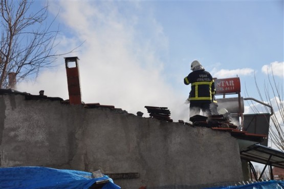 Elektrik Kontağından Çıkan Yangında Bir Ev Kullanılamaz Hale Geldi!