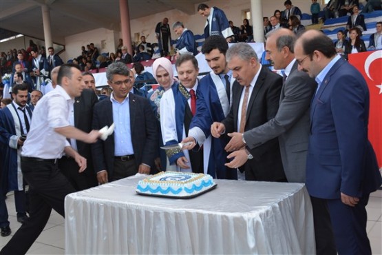 Uşak Üniversitesi 2016 Mezuniyet Kep Atma Töreni