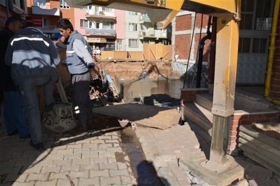 Patlama Olabilir Uyarılarına Aldırış Etmeden Beton Atmaya Devam Ettiler!