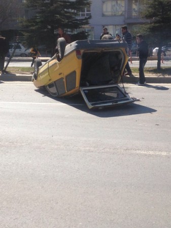 TIR’ın Sıkıştırdığı Otomobil Refüje Çarparak Takla Attı! 2 Kişi Yaralandı!