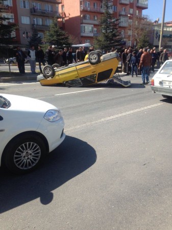 TIR’ın Sıkıştırdığı Otomobil Refüje Çarparak Takla Attı! 2 Kişi Yaralandı!