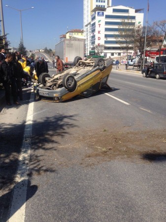 TIR’ın Sıkıştırdığı Otomobil Refüje Çarparak Takla Attı! 2 Kişi Yaralandı!