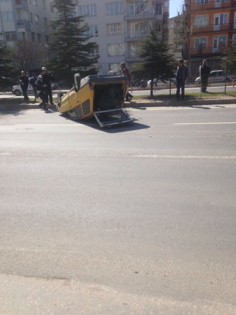 TIR’ın Sıkıştırdığı Otomobil Refüje Çarparak Takla Attı! 2 Kişi Yaralandı!