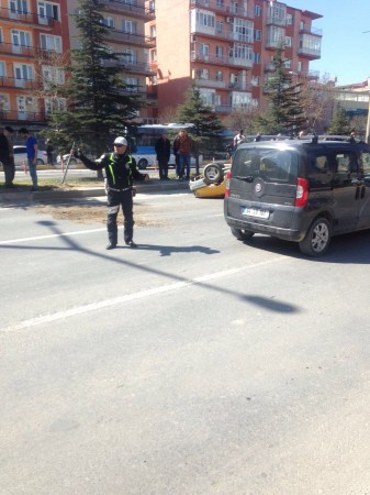 TIR’ın Sıkıştırdığı Otomobil Refüje Çarparak Takla Attı! 2 Kişi Yaralandı!