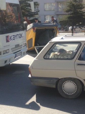 TIR’ın Sıkıştırdığı Otomobil Refüje Çarparak Takla Attı! 2 Kişi Yaralandı!