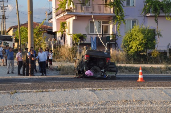 Direksiyon hakimiyetini kaybeden sürücü karşı şeride geçip takla attı! 1 ölü 2 yaralı!