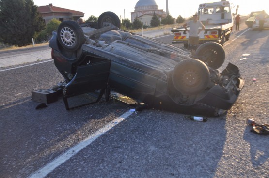 Direksiyon hakimiyetini kaybeden sürücü karşı şeride geçip takla attı! 1 ölü 2 yaralı!