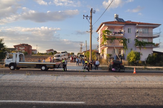 Direksiyon hakimiyetini kaybeden sürücü karşı şeride geçip takla attı! 1 ölü 2 yaralı!