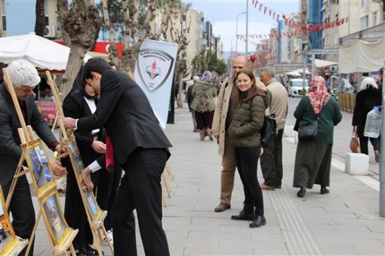 Uşak'ta liselilerden çiçekli çikolatalı 8 Mart kutlaması!