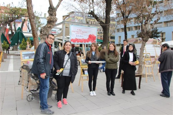 Uşak'ta liselilerden çiçekli çikolatalı 8 Mart kutlaması!