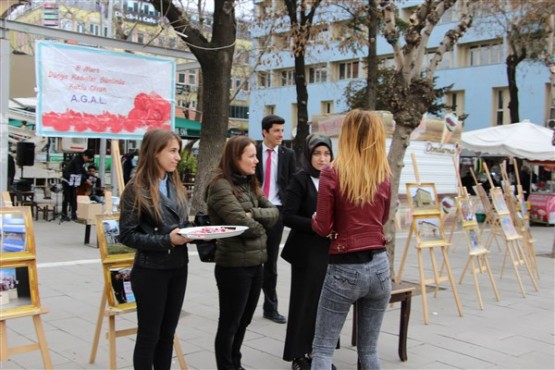 Uşak'ta liselilerden çiçekli çikolatalı 8 Mart kutlaması!