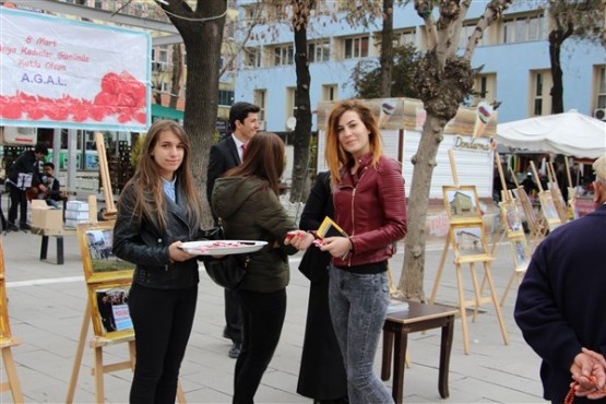 Uşak'ta liselilerden çiçekli çikolatalı 8 Mart kutlaması!