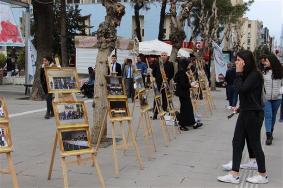 Uşak'ta liselilerden çiçekli çikolatalı 8 Mart kutlaması!