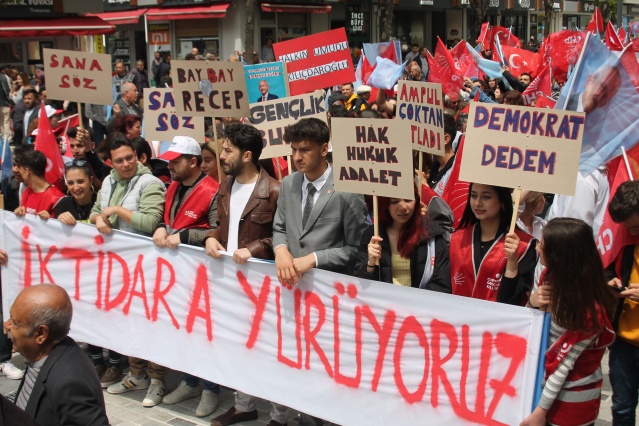 Uşak'ta siyasi partilerin düzenlediği yürüyüşleri sizler için görüntüledik!