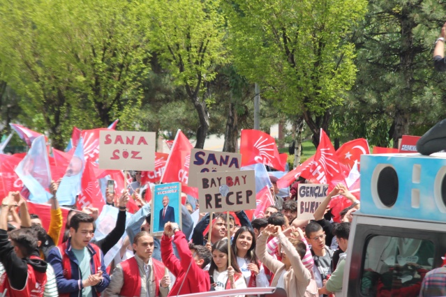 Uşak'ta siyasi partilerin düzenlediği yürüyüşleri sizler için görüntüledik!