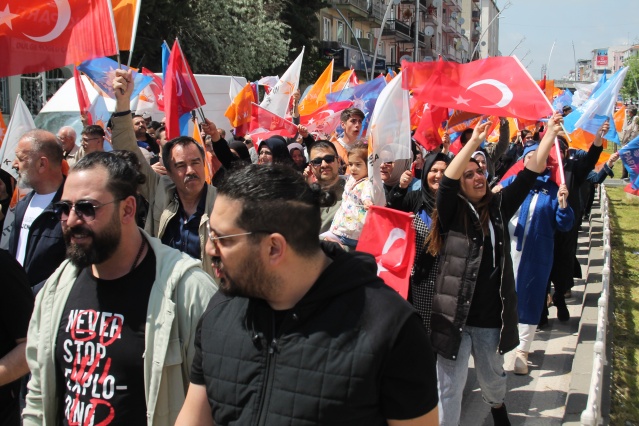 Uşak'ta siyasi partilerin düzenlediği yürüyüşleri sizler için görüntüledik!