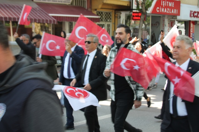 Uşak'ta siyasi partilerin düzenlediği yürüyüşleri sizler için görüntüledik!