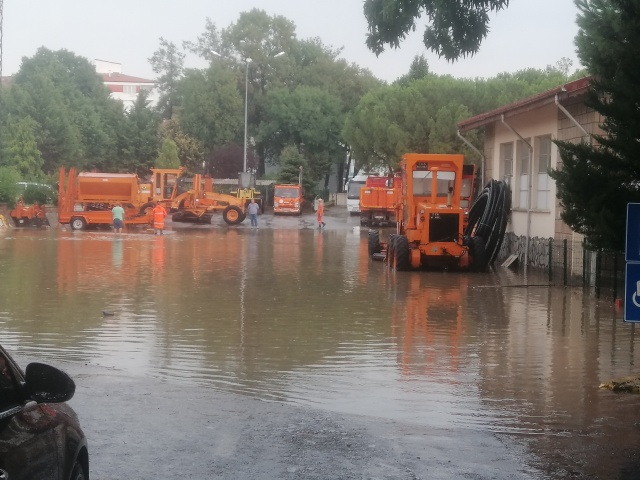 Uşak'ta Sağanak Yağmur Sonrası Hayat Felç Oldu!