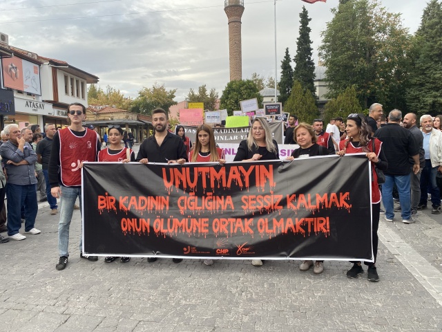 Uşak CHP’den öldürülen kadınlar ve çocuklar için protesto gösterisi düzenledi.