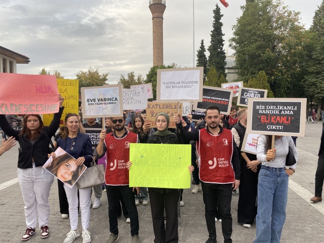 Uşak CHP’den öldürülen kadınlar ve çocuklar için protesto gösterisi düzenledi.