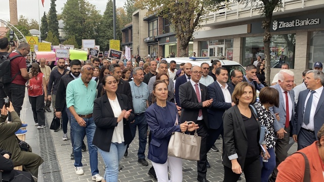 Uşak CHP’den öldürülen kadınlar ve çocuklar için protesto gösterisi düzenledi.